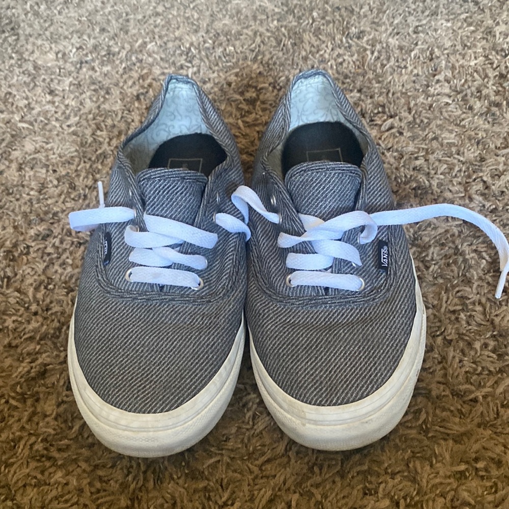 MENS SIZE 7 & WOMENS SIZE 8.5 BLACK & WHITE VANS SHOES